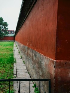 红墙绿草旁的古朴景致