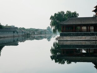 古建临水倒影静谧之景