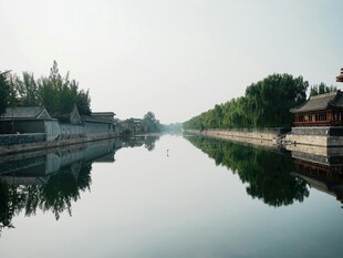 宁静河畔古建筑倒影美景