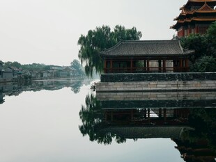 古建临水倒影如画美景