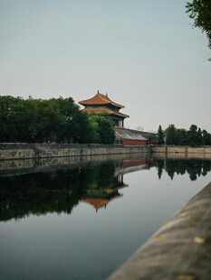 故宫角楼倒影于静谧水面