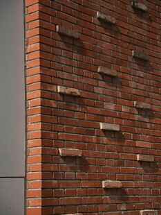 红砖墙面带嵌入式置物架