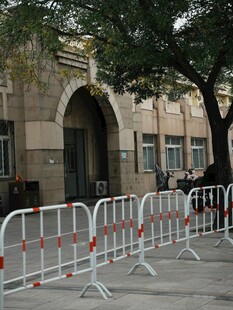 户外白色隔离护栏场景