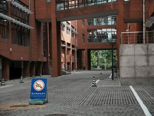 红砖建筑前的蓝色指示牌