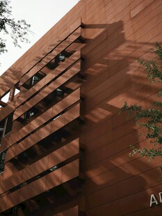 现代风格棕褐色建筑外观