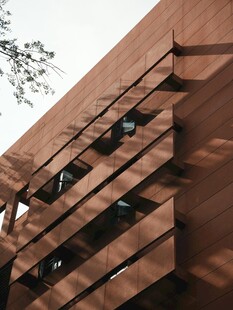 红砖建筑外观独特视角