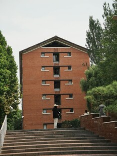 红砖建筑与阶梯上的行人