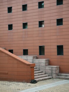 红砖建筑旁的石阶