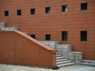 红砖建筑与石阶景观