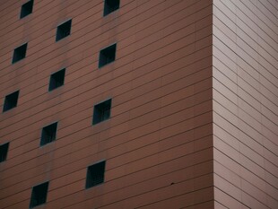 现代建筑外墙与窗户特写