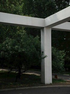 白色廊架下的绿意景观