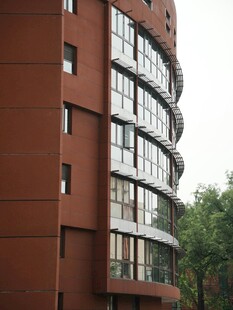 红砖高层住宅楼外观