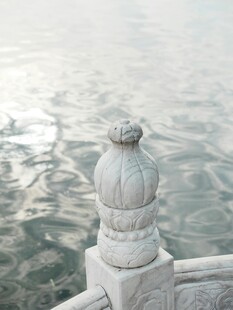 水边石栏杆柱头特写