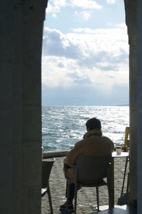 独坐海边赏景的男子