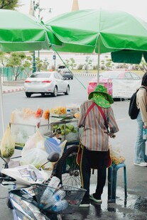 街头绿伞下的蔬果售卖摊