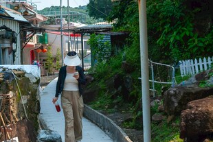 漫步日式小巷的行人