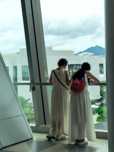 三位女子窗前观景留影