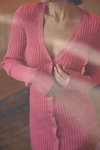 粉色针织裙女性优雅姿态