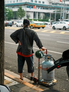 工人街边搬运液化气罐