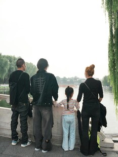 一家人赏景背影