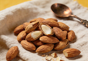 杏仁摆放在布上