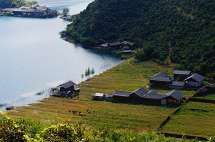 湖畔山村美景