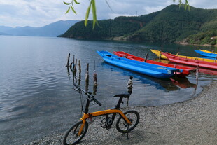 湖畔自行车与多彩小船