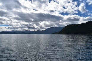 宁静湖景与蓝天白云