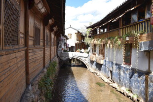 古巷流水旁的木质民居