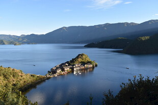 宁静湖中小岛风光