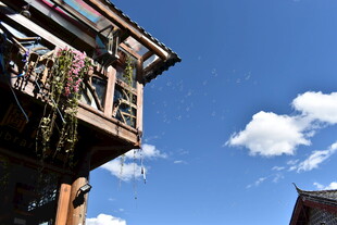 古建楼阁与蓝天云朵