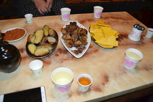 丰盛美味的聚会小吃拼盘