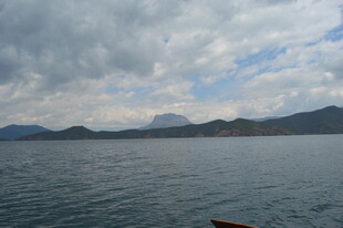 湖光山色间的辽阔水域