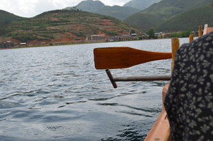 泛舟湖上赏山水风光