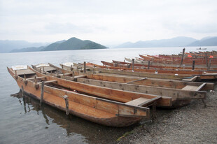 岸边停泊的古朴木质船只