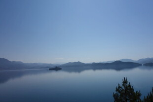 宁静湖面与远处山峦美景