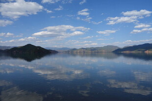 宁静湖面与远山蓝天倒影