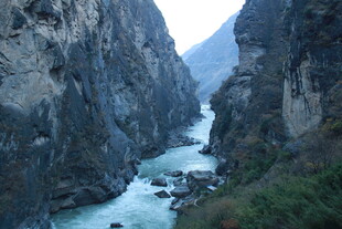 壮丽峡谷中的湍急河流