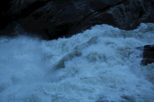 湍急水流奔腾而下