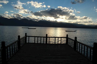 湖畔栈桥日落美景