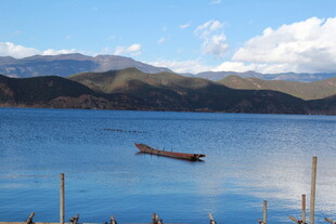 宁静蓝湖中的孤舟