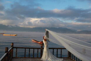 海边新娘眺望远方美景