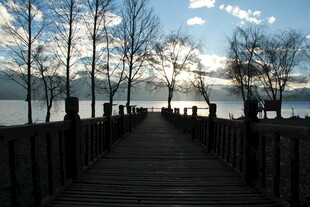 湖畔木栈道 静谧冬日风光