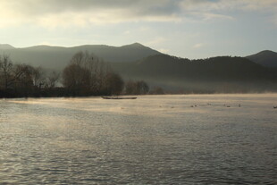 湖畔晨景 远山薄雾轻笼