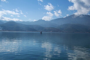 宁静湖景与远处山峦