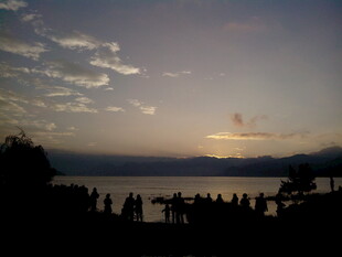 湖畔日落时的人群剪影