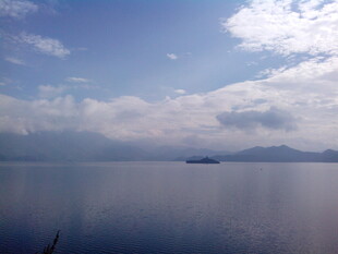 宁静湖面与蓝天白云美景