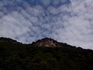 山峦之上的蓝天白云