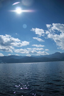 蓝天碧水间的湖光山色