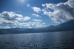 蓝天碧水间的湖山美景
